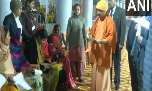 UP CM योगी आदित्यनाथ ने गोरखनाथ मंदिर में जनता दर्शन किया