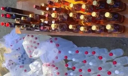 Manipur पुलिस ने पल्लेल में अवैध शराब का बड़ा जखीरा जब्त किया Manipur पुलिस ने पल्लेल में अवैध शराब का बड़ा जखीरा जब्त किया
