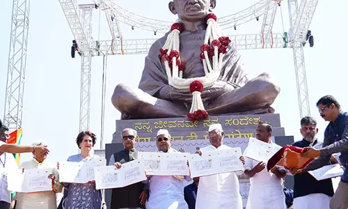 Congress प्रमुख मल्लिकार्जुन खड़गे ने बेलगावी में महात्मा गांधी की प्रतिमा का किया अनावरण