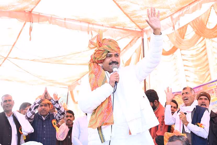 Alwar: टीकाराम जूली ने चिकित्सा में लापरवाही के लिए सरकार को घेरा