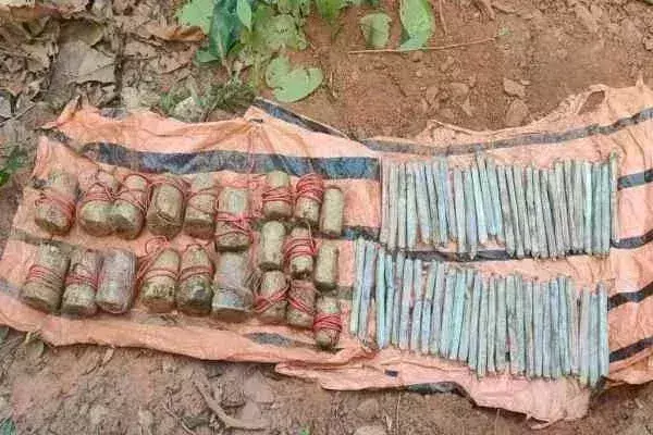 Chaibasa: भाकपा माओवादियों की बड़ी साजिश नाकाम, 21 IED बरामद Chaibasa: भाकपा माओवादियों की बड़ी साजिश नाकाम, 21 IED बरामद
