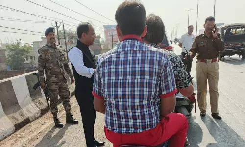 बिना हेलमेट वाले बाइक चालकों का रायपुर एसएसपी ने काटा चालान बिना हेलमेट वाले बाइक चालकों का रायपुर एसएसपी ने काटा चालान