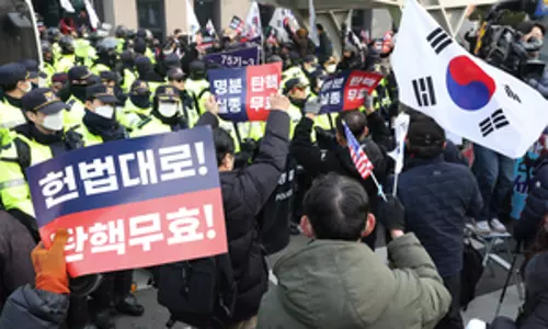 South Korea: महाभियोग लगाए गए राष्ट्रपति के समर्थन में यून समर्थक संवैधानिक न्यायालय के पास एकत्रित हुए