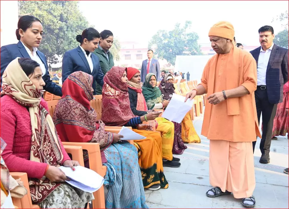 Gorakhpur: मुख्यमंत्री योगी ने जनता दर्शन में पहुंचे लोगों से मुलाकात कर उनकी समस्याएं सुनीं Gorakhpur: मुख्यमंत्री योगी ने जनता दर्शन में पहुंचे लोगों से मुलाकात कर उनकी समस्याएं सुनीं