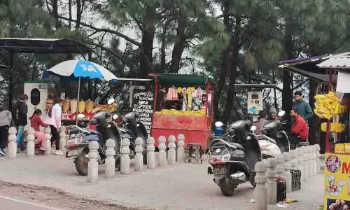 Dharamshala में बढ़ती रेहड़ी-पटरी वालों की भीड़ ने स्टेडियम जाने वाली सड़क को किया अवरुद्ध