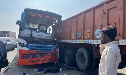 ट्रक से जा टकराई बस, एक की मौत, 40 से ज्यादा छात्राएं और टीचर घायल