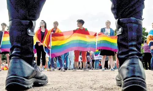 LGBTQIA+ के भीतर विविधता का जश्न मनाने की आवश्यकता