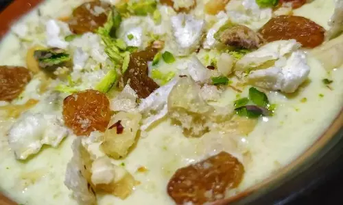मखाने की खीर पिस्ता और बादाम क्रम्बल रेसिपी