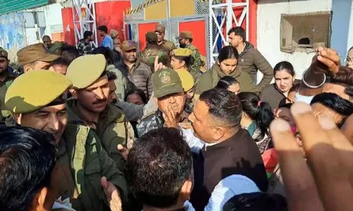Jammu: बलात्कार पीड़िता के परिजनों ने किया विरोध प्रदर्शन