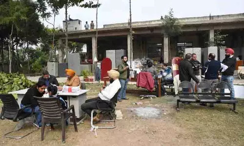 डेराबस्सी के नए SDM कार्यालय में पहले दिन अव्यवस्था से आगंतुकों को परेशानी डेराबस्सी के नए SDM कार्यालय में पहले दिन अव्यवस्था से आगंतुकों को परेशानी