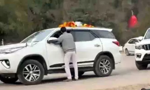 बेरोजगार फार्मासिस्ट ने Jawali में सुखू का काफिला रोका बेरोजगार फार्मासिस्ट ने Jawali में सुखू का काफिला रोका
