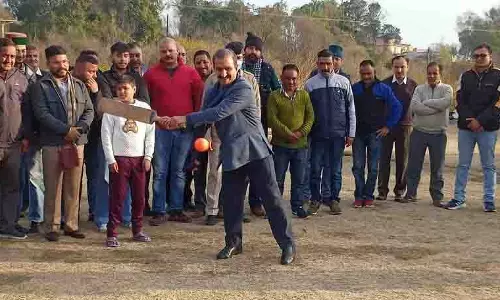 CM दोहाग हेलीपैड पर रुके, स्कूली बच्चों के साथ क्रिकेट खेला