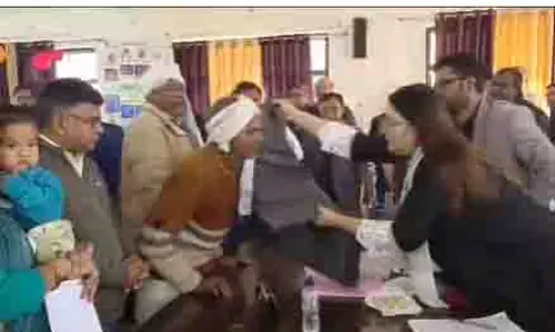 Gonda: तहसील तरबगंज में जनसमस्याओं की सुनवाई करती हुई जिलाधिकारी, पुलिस अधीक्षक Gonda: तहसील तरबगंज में जनसमस्याओं की सुनवाई करती हुई जिलाधिकारी, पुलिस अधीक्षक