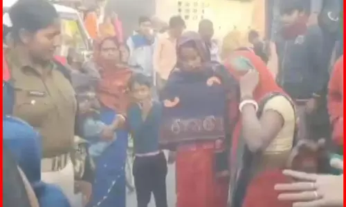 महिला ने जान देने दुकान का शटर किया बंद, पुलिस ने यूं बचाई जान, भारी भीड़ जमा