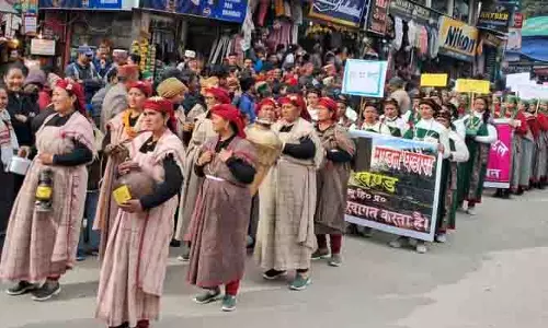Winter Carnival के शुभारंभ पर धूमधाम से निकाली गई सांस्कृतिक शोभायात्रा