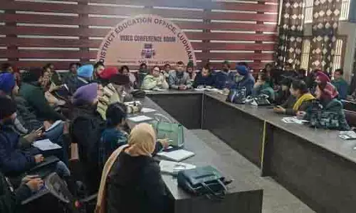 DEO ने शिक्षा विभाग के अधिकारियों से APAAR आईडी बनाने में तेजी लाने को कहा DEO ने शिक्षा विभाग के अधिकारियों से APAAR आईडी बनाने में तेजी लाने को कहा
