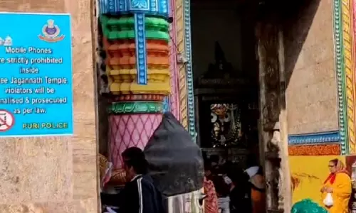 Puri पुलिस ने जगन्नाथ मंदिर परिसर में मोबाइल फोन और कैमरे पर प्रतिबंध लगाने के लिए पोस्टर जारी किया Puri पुलिस ने जगन्नाथ मंदिर परिसर में मोबाइल फोन और कैमरे पर प्रतिबंध लगाने के लिए पोस्टर जारी किया
