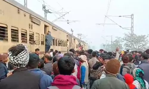 चलती ट्रेन में कत्ल, गोली चली, यात्रियों के बीच मचा हड़कंप चलती ट्रेन में कत्ल, गोली चली, यात्रियों के बीच मचा हड़कंप