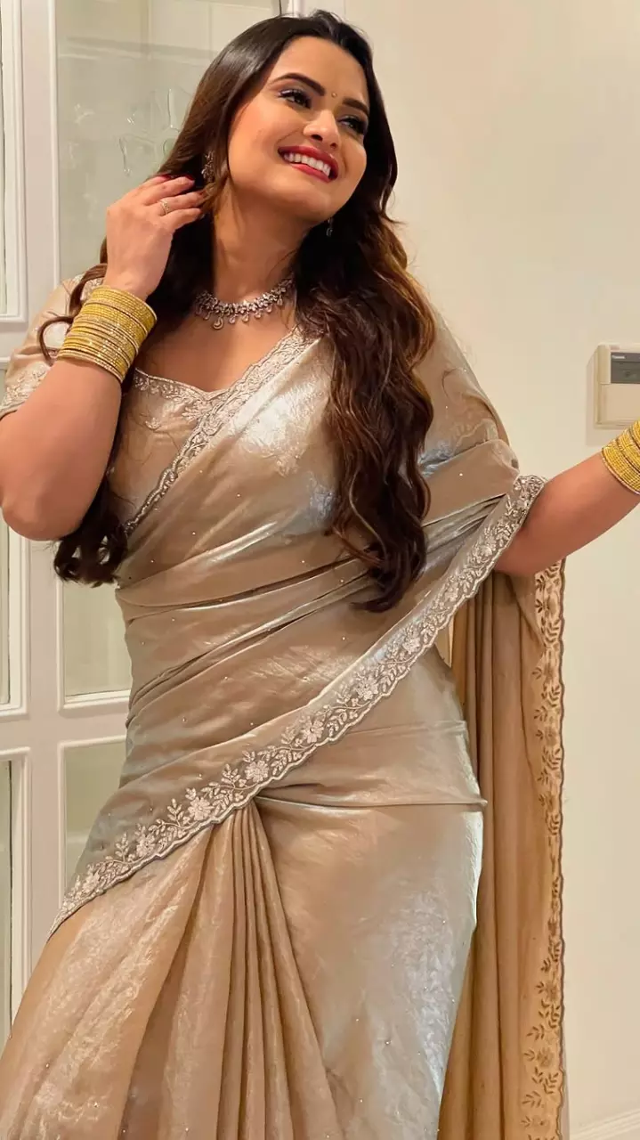 नीलम गिरी ने गिराई बिजली
