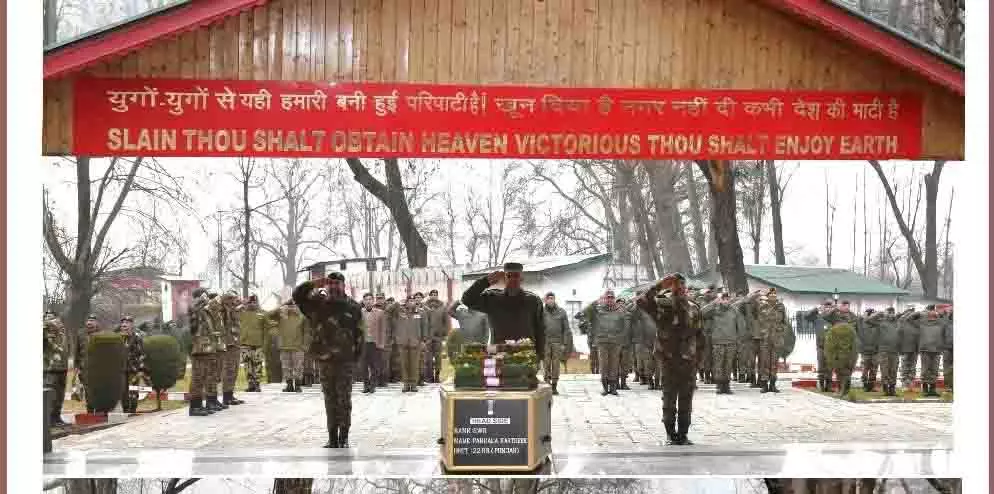 जीओसी 15 कोर, आईजीपी कश्मीर, डिव कमांडर ने शहीद सैनिक को श्रद्धांजलि दी जीओसी 15 कोर, आईजीपी कश्मीर, डिव कमांडर ने शहीद सैनिक को श्रद्धांजलि दी