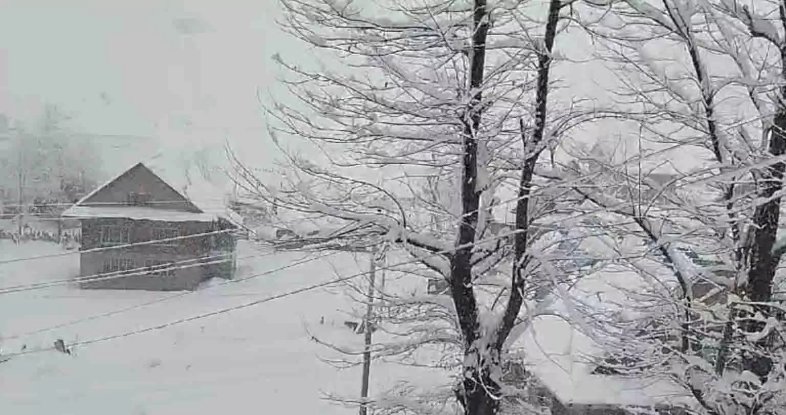 बर्फबारी के कारण सड़कें बंद होने से कुपवाड़ा के ऊपरी इलाकों तक पहुंचना मुश्किल बर्फबारी के कारण सड़कें बंद होने से कुपवाड़ा के ऊपरी इलाकों तक पहुंचना मुश्किल