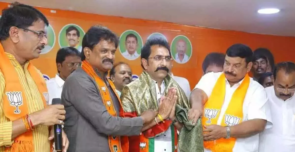 Andhra: परशुराम ने भाजपा विशाखा संसदीय क्षेत्र के जिला अध्यक्ष का पदभार संभाला Andhra: परशुराम ने भाजपा विशाखा संसदीय क्षेत्र के जिला अध्यक्ष का पदभार संभाला