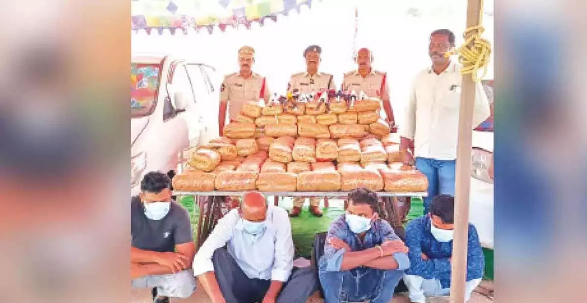 Andhra: पुलिस ने 218 किलोग्राम गांजा जब्त किया, चार गिरफ्तार Andhra: पुलिस ने 218 किलोग्राम गांजा जब्त किया, चार गिरफ्तार