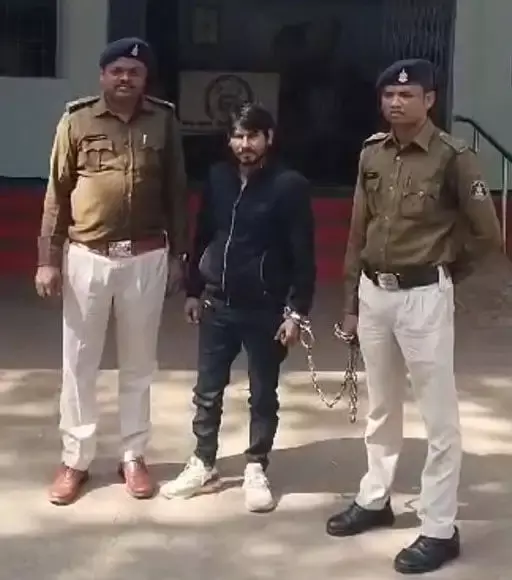 पैसों की बारिश कराने वाला पुलिस के हत्थे चढ़ा