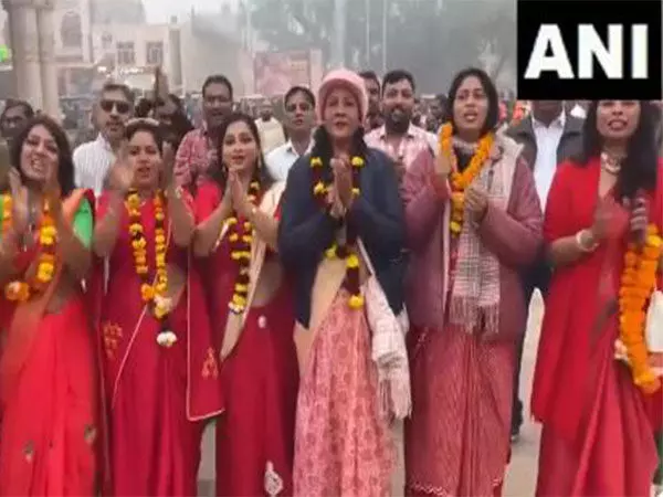 ग्रेगोरियन कैलेंडर के अनुसार, प्राण प्रतिष्ठा की पहली वर्षगांठ पर Ayodhya में हजारों लोग उमड़े