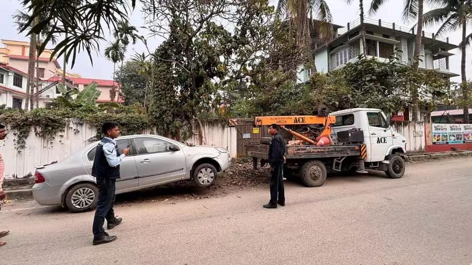 Guwahati यातायात पुलिस ने लावारिस कारों को तेजी से उठाने की पहल की Guwahati यातायात पुलिस ने लावारिस कारों को तेजी से उठाने की पहल की
