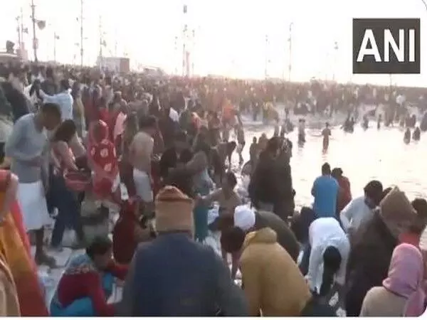 Maha Kumbh: सर्द मौसम के बावजूद श्रद्धालुओं ने संगम में लगाई डुबकी