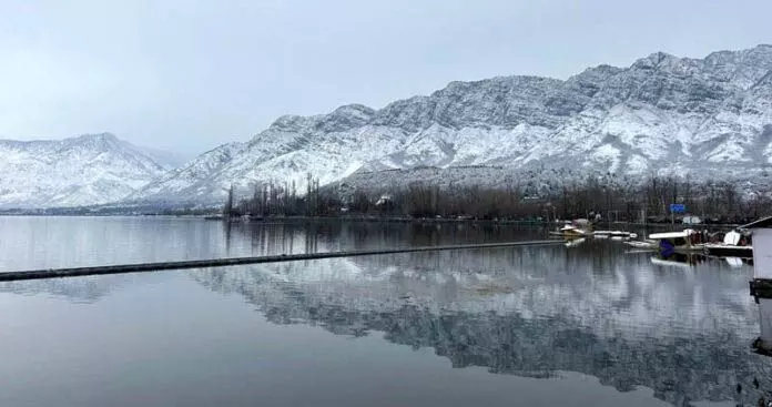 कश्मीर के पहाड़ों पर बर्फबारी, Srinagar में तापमान शून्य से ऊपर