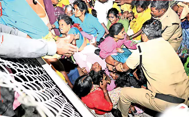 Andhra: तिरुपति भगदड़ की घटना, सरकार ने न्यायिक जांच के आदेश दिए Andhra: तिरुपति भगदड़ की घटना, सरकार ने न्यायिक जांच के आदेश दिए