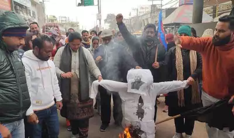 Amritsar: कंप्यूटर शिक्षकों ने जलाया सरकार का पुतला