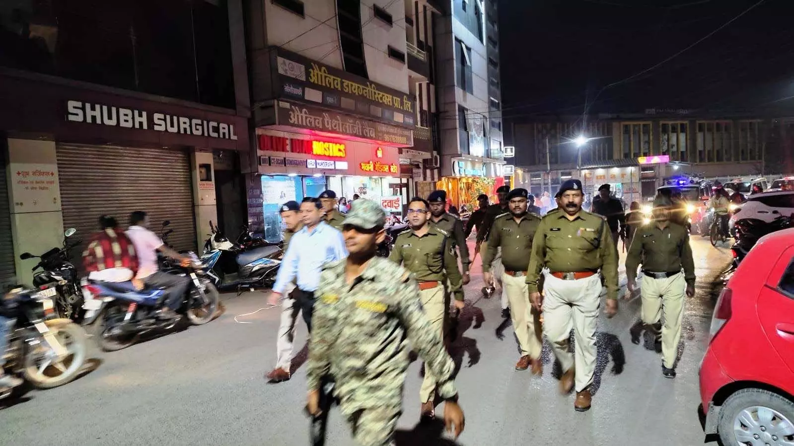 रायगढ़ में प्रशासन और पुलिस ने किया फ्लैग मार्च, वोटरों को दिया निर्भीक मतदान का संदेश