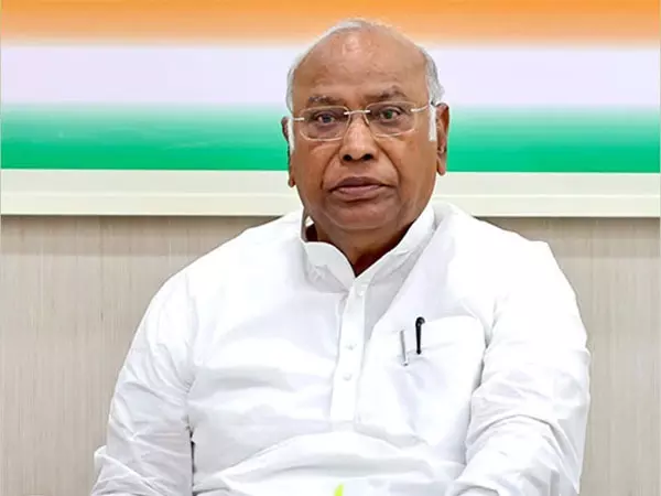 Kharge ने जलगांव रेल दुर्घटना में लोगों की मौत पर जताया दुख, कार्रवाई की मांग की Kharge ने जलगांव रेल दुर्घटना में लोगों की मौत पर जताया दुख, कार्रवाई की मांग की