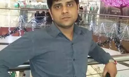 बाथरूम में स्वास्थ्यकर्मी ने की आत्महत्या, ब्लैकमेलिंग से था परेशान