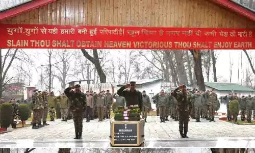 जीओसी 15 कोर, आईजीपी कश्मीर, डिव कमांडर ने शहीद सैनिक को श्रद्धांजलि दी
