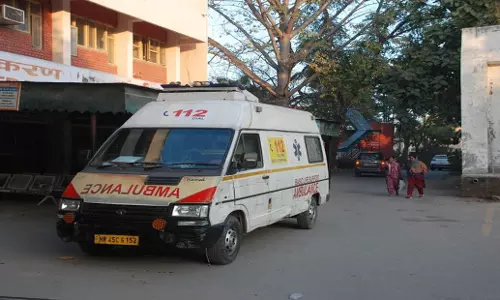 Haryana: करनाल में मरीजों को ले जाती पुरानी एंबुलेंस