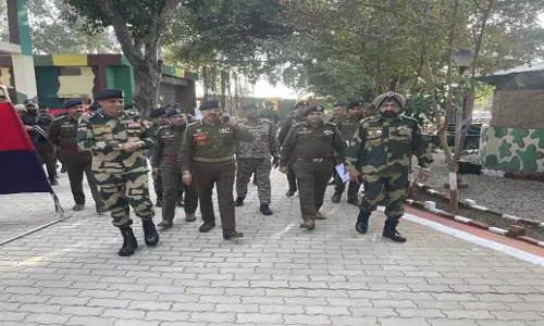 J&K: डीजीपी ने सीमा सुरक्षा ग्रिड का आकलन करने के लिए अंतरराष्ट्रीय सीमा से लगे इलाकों का दौरा किया J&K: डीजीपी ने सीमा सुरक्षा ग्रिड का आकलन करने के लिए अंतरराष्ट्रीय सीमा से लगे इलाकों का दौरा किया