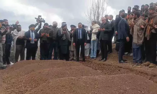 CM Omar अब्दुल्ला ने J&Ks Rajouri में रहस्यमय मौतों से प्रभावित दूरदराज के गांव का दौरा किया