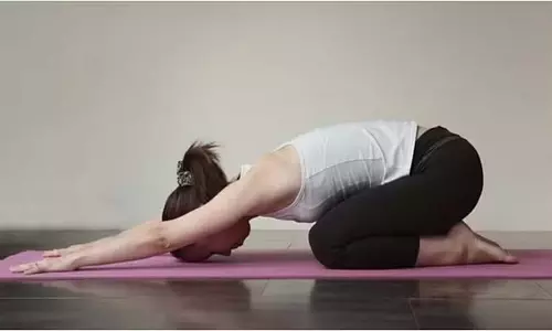 Yoga Tips: बेहतर नींद के लिए रोजाना करें ये आसान योगासन