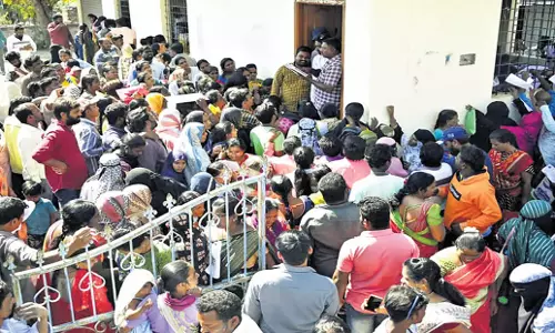Telangana: लाभार्थी सूची में नाम न होने से तेलंगाना में विरोध प्रदर्शन
