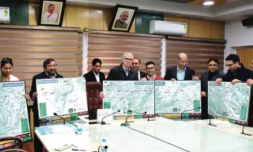 मुख्यमंत्री उमर अब्दुल्ला ने पर्यटन विभाग का कैलेंडर, ट्रैकिंग मानचित्र जारी किया