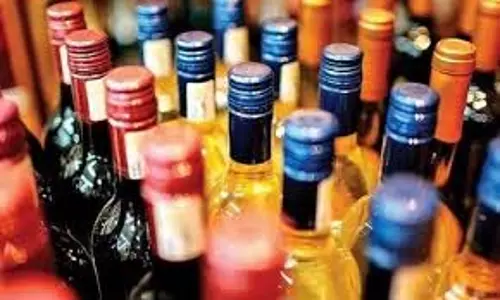 Bihar News: 26 लीटर देशी शराब के साथ तस्कर गिरफ्तार Bihar News: 26 लीटर देशी शराब के साथ तस्कर गिरफ्तार