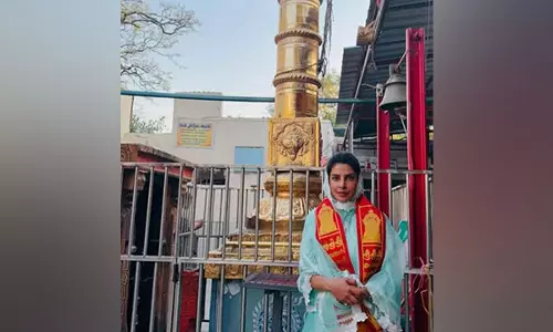 Priyanka Chopra ने एसएस राजामौली के साथ अपनी फिल्म की शुरुआत से पहले चिलकुर बालाजी मंदिर में पूजा-अर्चना की Priyanka Chopra ने एसएस राजामौली के साथ अपनी फिल्म की शुरुआत से पहले चिलकुर बालाजी मंदिर में पूजा-अर्चना की