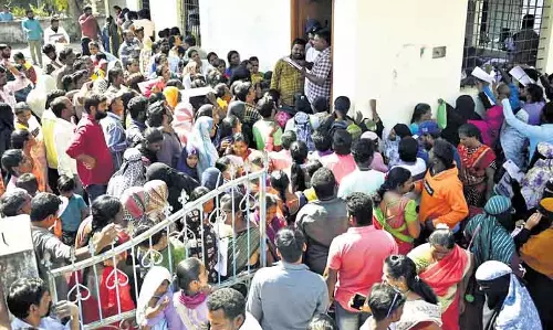 लाभार्थी सूची में नाम न होने से Telangana में विरोध प्रदर्शन लाभार्थी सूची में नाम न होने से Telangana में विरोध प्रदर्शन