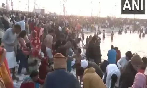 MahaKumbh: ठंड के बावजूद श्रद्धालुओं ने संगम में लगाई डुबकी