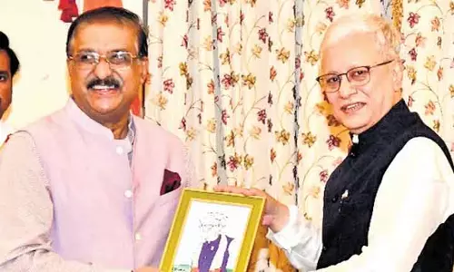 Jishnu Dev Verma ने नौकरशाह की कार्टून पुस्तक ‘ऑबट्यूज़ एंगल’ का विमोचन किया Jishnu Dev Verma ने नौकरशाह की कार्टून पुस्तक ‘ऑबट्यूज़ एंगल’ का विमोचन किया