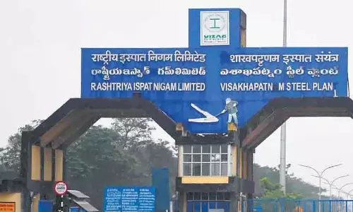 TDP के प्रदेश अध्यक्ष पल्ला श्रीनिवास ने स्टील प्लांट के बचाव का श्रेय नायडू को दिया